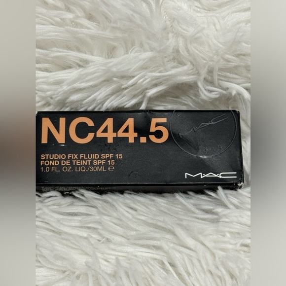 MAC studio fix fluid foundation SPF 15 in NC44.5  1.0 FL. OZ - Picture 1 of 10